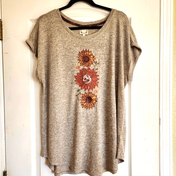 New Tru Self Sunflower Print Gray Women's Top Plus Size - Picture 1 of 6